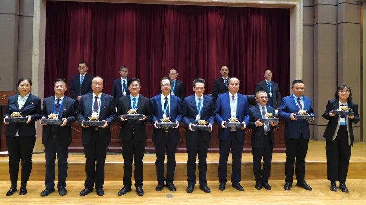 365英国在线体育集团召开2022年度表彰大会