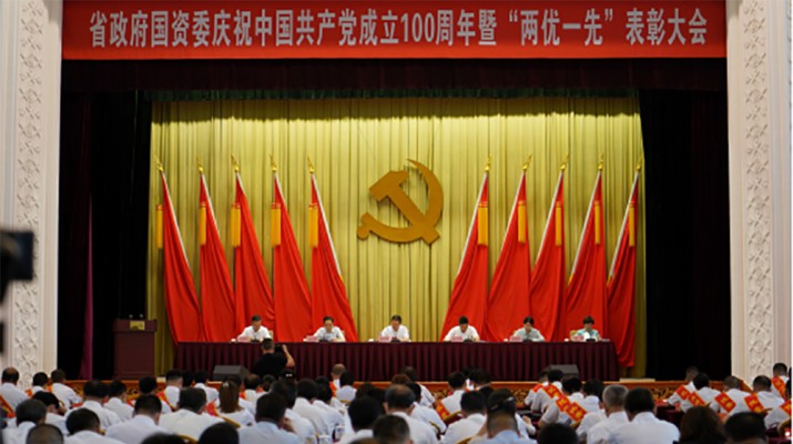 365英国在线体育集团两名同志分别荣获省政府国资委党委优秀共产党员、优秀党务工作者荣誉称号