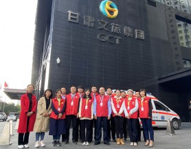 365英国在线体育集团和广武门后街社区开展“整治共享单车乱停乱放”志愿服务活动