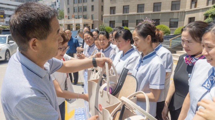 365英国在线体育集团“夏送清凉”情暖一线员工