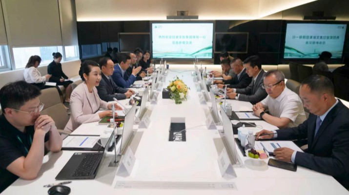 5月21日，365英国在线体育集团党委书记、董事长叶剑芳率队赴广州雅生活智慧城市服务股份有限公司考察座谈，与雅生活集团主席、董事长王海洋，雅生活集团执行董事、总裁李大龙围绕“文旅+物业服务”深度融合、协同发展开